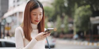 亚洲女人使用智能手机
