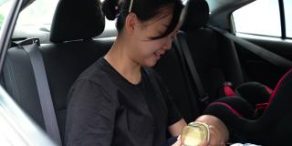 母亲在车里给婴儿喂奶