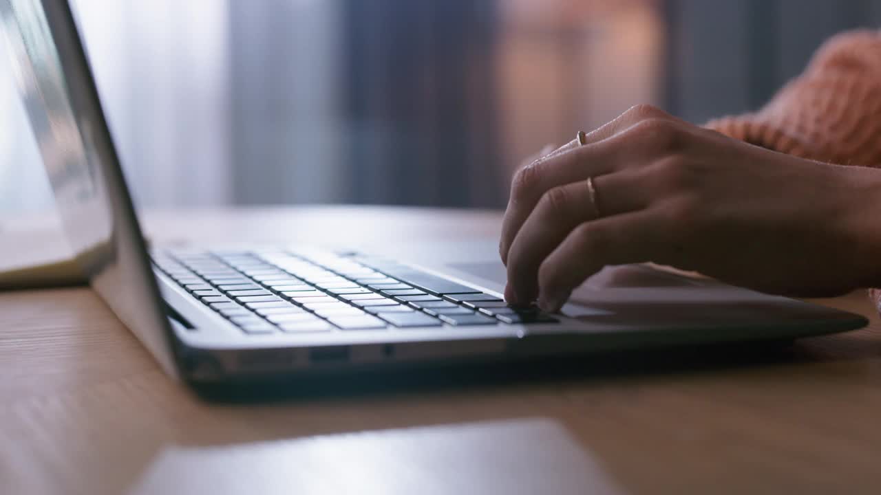 一个女人在笔记本电脑上打字的4k视频