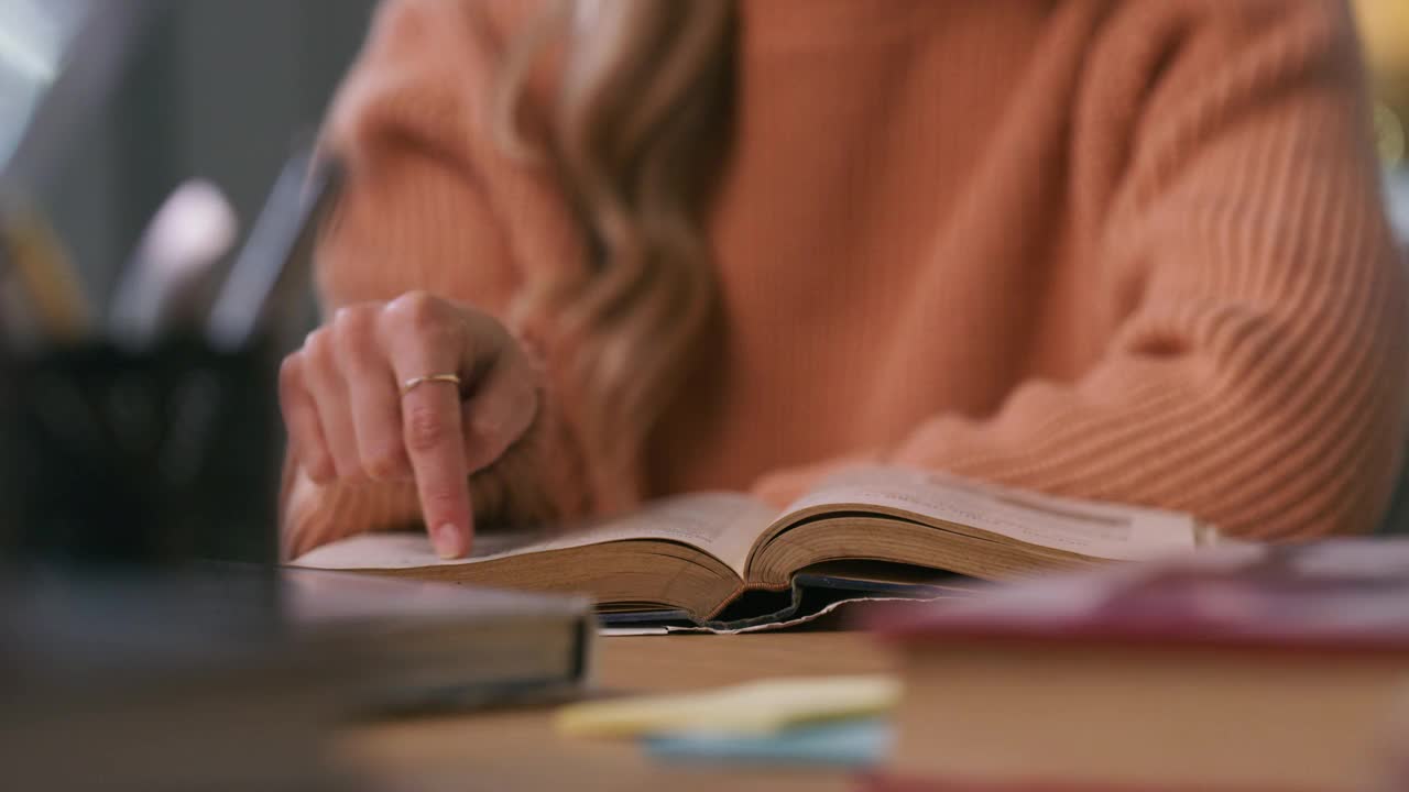 一段4k视频显示一名女子一边读课本一边翻书