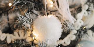 用球、花环和绒球装饰的圣诞树的特写