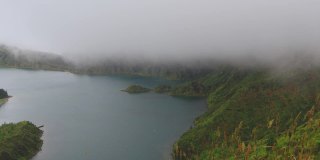 火泻湖(Lagoa do Fogo)，在一个多云的日子