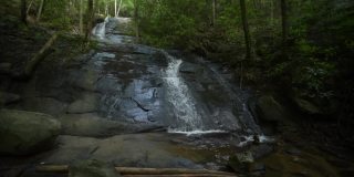 水流从瀑布倾斜的岩石表面飞溅下来
