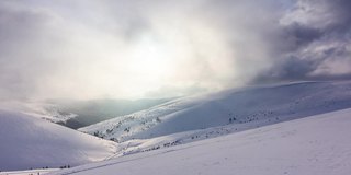 冰雪覆盖的树木构成了美丽的冬季景观。冬天的山。