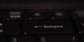 手指按下键盘上的退格键。特写镜头