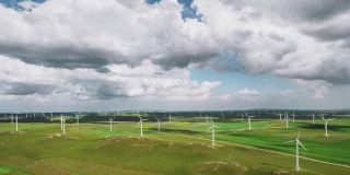 草原上风力涡轮机农场的Hyper Lapse和鸟瞰图