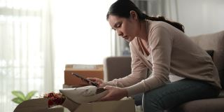 亚洲女人消费者觉得坐沙发不好，拿着电话与网店谈论家里订购的问题产品，打电话投诉