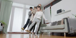 亚洲家庭欢乐舞蹈好温馨时光派对游戏检疫活动。