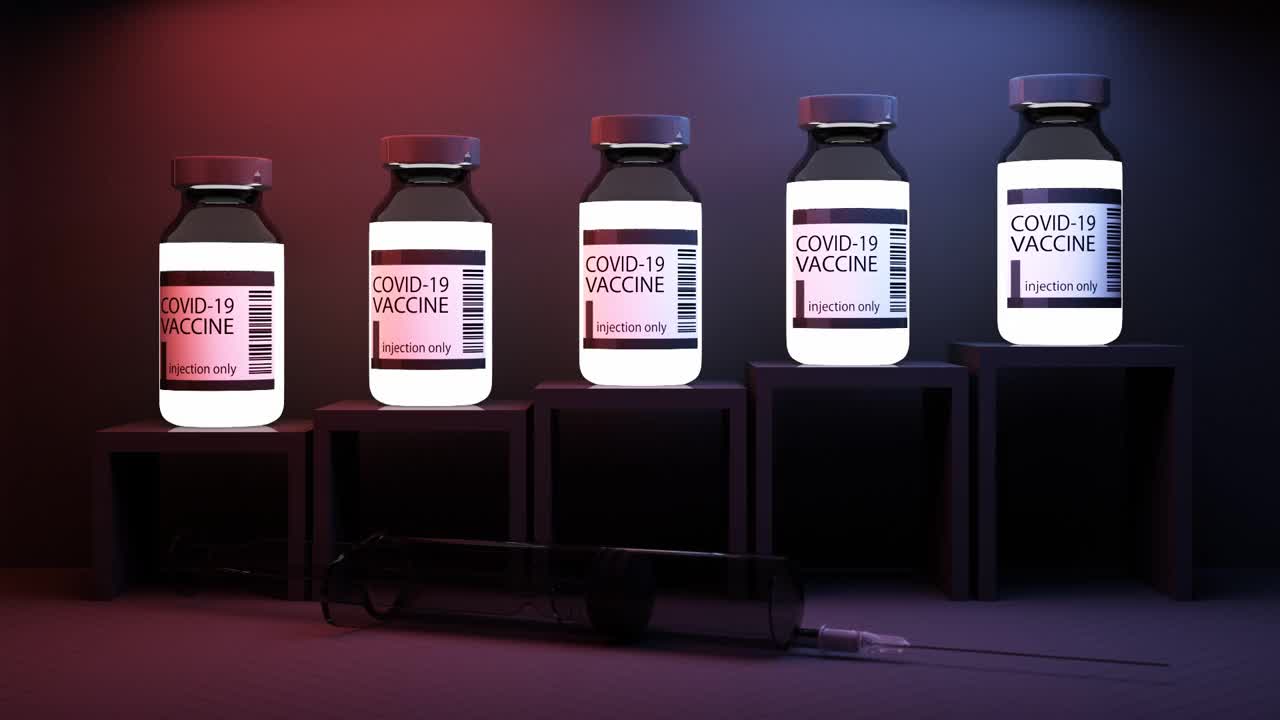 小疫苗瓶在黑暗中发光，用于注射冠状病毒疫苗，红色和蓝色灯光背景下的医疗注射器和几何形状三维渲染动画循环