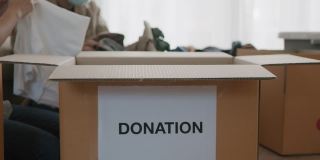 把衣服装在纸板箱里供捐赠。