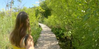 一名年轻女子在美丽的普利特vice国家公园探险。