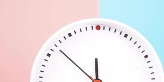 时钟没有数字孤立在蓝色粉红色的背景上Startime上午11点30分或下午。