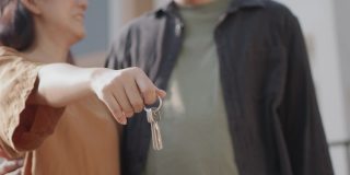 一对夫妇拿着房子的钥匙。