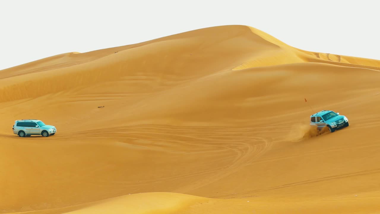 金色沙丘沙漠景观。高清视频的跑车沙丘在Al夫人沙漠，沙迦，阿联酋。