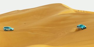 金色沙丘沙漠景观。高清视频的跑车沙丘在Al夫人沙漠，沙迦，阿联酋。