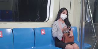 在商务列车停留期间，乘客需佩戴防护口罩。