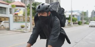 亚洲快递员骑着自行车