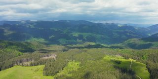 阿尔卑斯山田园诗般的山景全景鸟瞰图