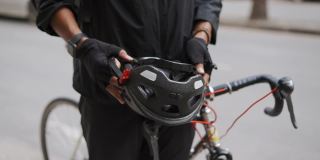 亚洲快递员戴着自行车头盔