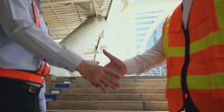 两名保安人员或员工在工作场所成功工作后握手约定。缓慢的运动。