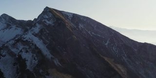 早春时节，雪峰被皑皑白雪覆盖。HDR。巍峨的高山在灿烂的阳光下，大自然的美。