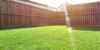 在阳光明媚的日子里，下雨的时候，院子里有一片绿色的草坪