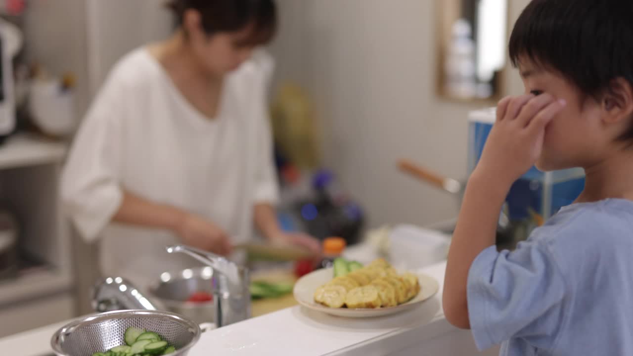 儿子正在家里等午饭