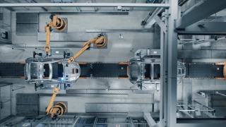 空中汽车工厂3D概念:自动化机器人手臂装配线制造高科技绿色能源电动汽车。建筑，焊接工业生产输送机。Top View Time-Lapse Loop视频素材模板下载