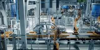 汽车工厂3D概念:自动化机器人手臂装配线制造高科技绿色能源电动汽车。自动化施工，建筑，焊接工业生产输送机。侧视图
