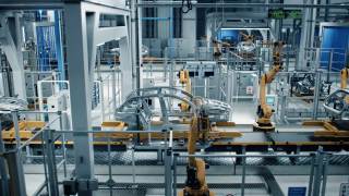 汽车工厂3D概念:自动化机器人手臂装配线制造高科技绿色能源电动汽车。自动化施工，建筑，焊接工业生产输送机。侧视图视频素材模板下载