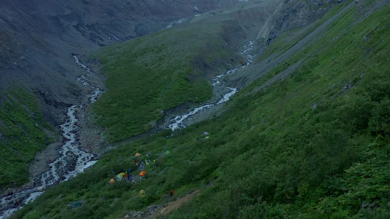在山脚下与游客共渡。登山队员用帐篷扎营
