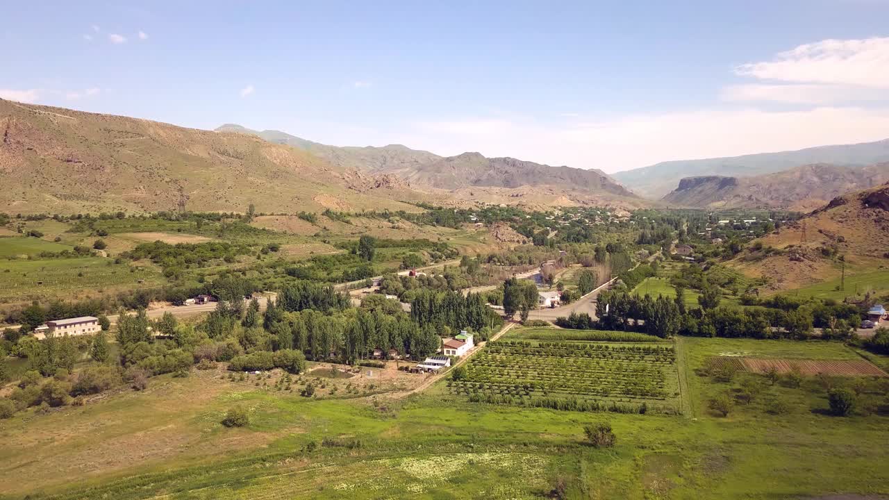 亚美尼亚阿雷尼地区农村小农田的鸟瞰图。沿河有花园、农场和葡萄园
