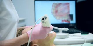牙科医生用牙科三维扫描仪扫描病人的牙齿