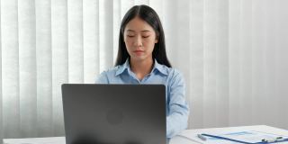 亚洲女性感觉压力和疲惫的工作在办公室的努力
