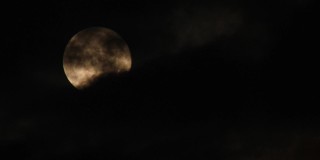 2021年8月22日。蓝色的月亮跳舞。罕见的满月。天文现象。月亮以乌云为背景