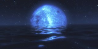 平静的海面上出现了超现实的满月。蓝色的光