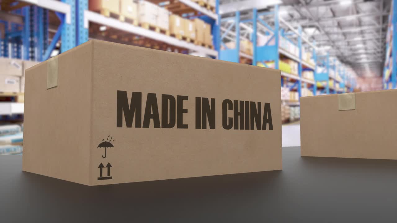 传送带上印有“中国制造”字样的盒子。与中国商品相关的可循环3D动画