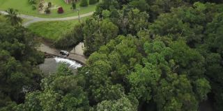 无人机鸟瞰图昆士兰澳大利亚汽车渡洪水河