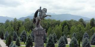 弗拉季卡夫卡兹市鸟瞰图。公园荣誉纪念柱，有圣乔治雕像