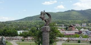 弗拉季卡夫卡兹市的光荣纪念公园有一根柱子，上面有圣乔治的雕像。