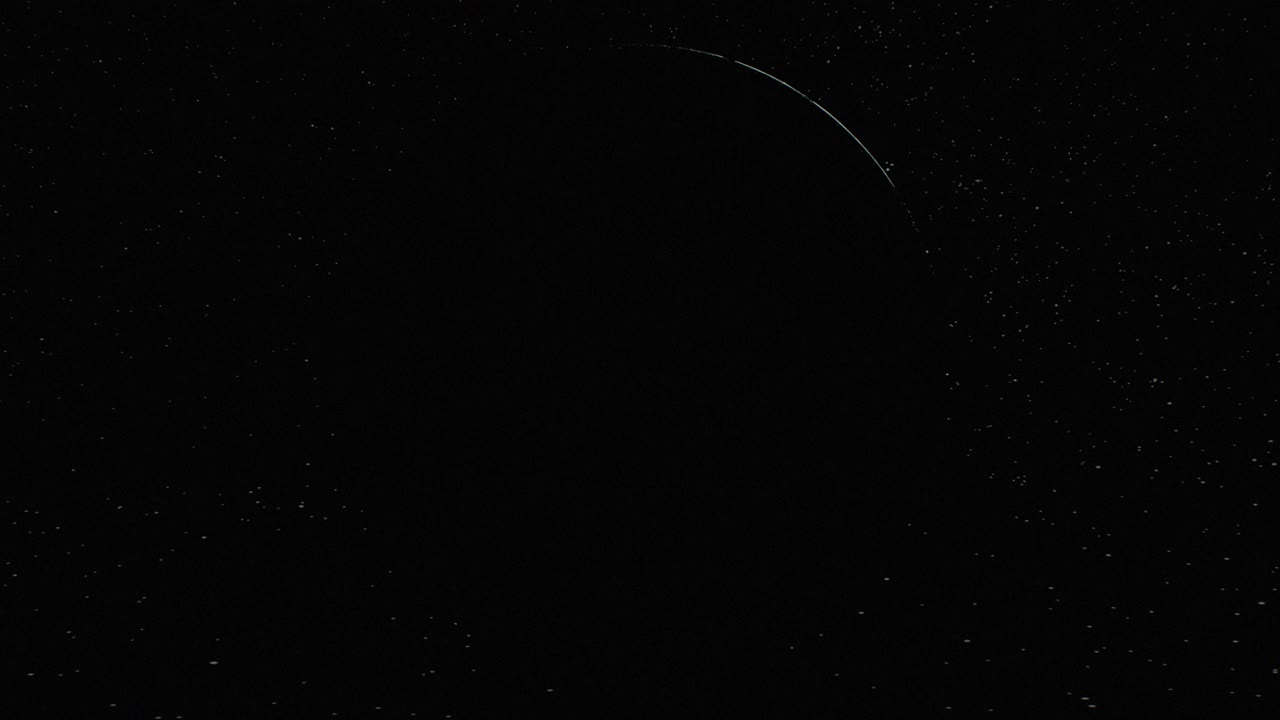 月亮在太空中旋转，背景是黑色的星星