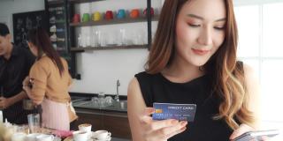 商务女性使用信用卡进行网上购物