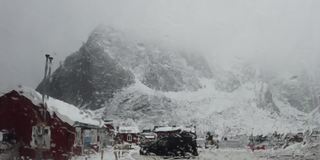 4K镜头的雨滴在车窗和背景风景的景观雪山与多云在勒内罗布尔村，冬季，罗浮敦群岛。挪威