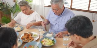 4K幸福的亚洲家庭在家里聚餐