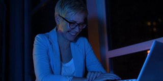一个在电脑前工作到深夜的女人，歇斯底里，职业倦怠