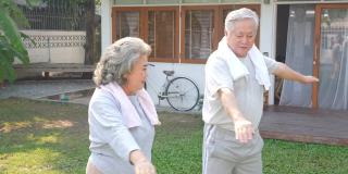 4K亚洲老年夫妇一起在家锻炼