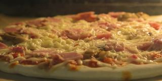 延时奶酪披萨在烤箱中烹饪。披萨上的奶酪正在融化。在烤箱中烹饪冷冻披萨。快餐不健康饮食胆固醇。在电炉里快速制作食物。