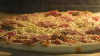延时奶酪披萨在烤箱中烹饪。披萨上的奶酪正在融化。在烤箱中烹饪冷冻披萨。快餐不健康饮食胆固醇。在电炉里快速制作食物。视频素材模板下载