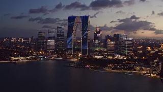 中国苏州，金鸡湖旁的CBD大楼。视频素材模板下载