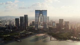 中国苏州金鸡湖旁的CBD建筑。视频素材模板下载